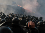 Плененных военнослужащих выводят из центра Киева пешком. Автобусу порезали колеса