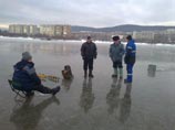 Зима в Центральной России в этом году выдалась довольно теплая, и лед на многих водоемах уже заметно тает, но это не останавливает страстных любителей подледного лова