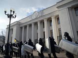 От здания Верховной Рады в Киеве уехал последний автобус с силовиками От здания Верховной Рады в Киеве уехал последний автобус с силовиками