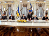 Украинская оппозиция на Майдане подписала соглашение с Януковичем, а Рада одобрила возвращение Конституции 2004 года