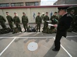 Правительство РФ внесло в Госдуму законопроект, согласно которому граждане смогут выбирать, будут ли они служить в рядах Вооруженных сил год по призыву или два по контракту