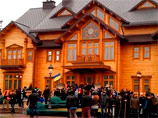 Резиденция беглого президента Украины Виктора Януковича, местонахождение которого неизвестно с вечера пятницы, в субботу открыла двери для всех желающих