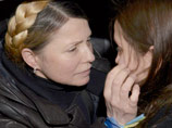 Тимошенко вышла из больницы-тюрьмы, поблагодарила народ и едет на Майдан