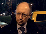 Автомобили Юлии Тимошенко и Арсения Яценюка активисты самообороны Майдана остановили на выезде из аэропорта "Жуляны", откуда Тимошенко ехала на Майдан Автомобили Юлии Тимошенко и Арсения Яценюка активисты самообороны Майдана остановили на выезде из аэропорта "Жуляны", откуда Тимошенко ехала на Майдан