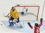 Последним соревнованием зимних Олимпийских игр в воскресенье стал финальный хоккейный матч между сборными Канады и Швеции. Родоначальники хоккея победили, забросив в ворота "Тре-крунур" три безответных шайбы - 3:0