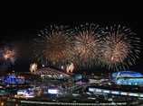 Салют над Олимпийским парком во время церемонии закрытия XXII зимних Олимпийских игр в Сочи
