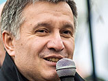 "Возбуждено уголовное дело по массовым убийствам мирных граждан. Янукович и ряд других должностных лиц объявлены в розыск", - информирует Аваков