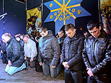 Во Львове "беркутовцы" на коленях попросили прощения за работу силовиков в центре Киева