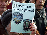 Во Львове "беркутовцы" на коленях попросили прощения за работу силовиков в центре Киева Во Львове "беркутовцы" на коленях попросили прощения за работу силовиков в центре Киева