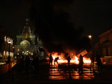 Павленский и другие художники были задержаны в центре Петербурга, когда подожгли автомобильные покрышки в знак солидарности с украинским Майданом