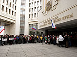 В Симферополе, у здания Верховного совета Крыма, в среду днем начались сразу две акции протеста