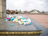 В украинских Сумах осквернили Вечный огонь у памятника героям войны. МИД РФ негодует