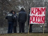 На подъезде к Симферополю остановили колонну, предположительно, российских БТР