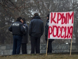 На подъезде к Симферополю остановили колонну, предположительно, российских БТР На подъезде к Симферополю остановили колонну, предположительно, российских БТР