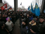 Все решения крымского парламента были приняты после прошедших накануне перед зданием Верховного совета в Симферополе митингов