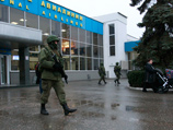 Из Крыма поступает противоречивая информация о ситуации с аэропортами Симферополя и Севастополя, которые в ночь на пятницу якобы захватили отряды вооруженных людей в форме
