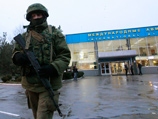 В аэропорту Симферополя находятся вооруженные люди в камуфляже, аэропорт Севастополя в оцеплении