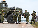 Аэропорты Крыма находятся под контролем украинских правоохранителей, а "захватчики" расположились рядом
