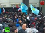 Крымские татары не собираются признавать новое правительство республики, которое, по их мнению, создано "под дулом пистолета" захвативших здание парламента Крыма вооруженных людей