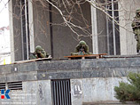 Военными полностью оцеплена территория всех улиц, прилегающих к Совету министров и Верховной Раде АРК Военными полностью оцеплена территория всех улиц, прилегающих к Совету министров и Верховной Раде АРК