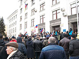 Митинг начинался с того, что у Луганского облсовета собралось около 400 человек, которые держали в руках флаги с российским триколором, а также флаги "Русского единства"