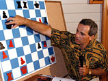 Чемпион мира по шахматам Гари Каспаров проводит пресс-конференцию в Макарска, Хорватия, 14 августа 1997 г.