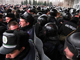 В Донецке на площади Ленина состоялись два "разнонаправленных" митинга - одна толпа из примерно пяти тысяч человек выступала за территориальную целостность Украины, а другая толпа из около двух тысяч ратовала за референдум по статусу Донецкой области