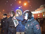 На митинге у стен Кремля приняли резолюцию за скорейшее присоединение Крыма, пока рядом митинговали против
