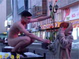 В Екатеринбурге голый мужчина в розовом ошейнике дарил женщинам цветы и объятия на 8 марта (ВИДЕО)