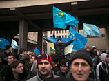 Крымские татары объявили, что не собираются признавать новое правительство республики, которое, по их мнению, создано "под дулом пистолета"