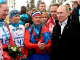 Путин поинтересовался у спортсменов, держится ли снег в такую теплую погоду. "Держится, трассы хорошие", - ответили паралимпийцы