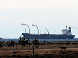 Ливия угрожает уничтожить танкер, который боевики наполняют нефтью
