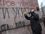 В Донецке осквернили памятник Тарасу Шевченко В Донецке осквернили памятник Тарасу Шевченко