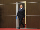 "Во-первых, поскольку в Украине распространяются всякие слухи, хотел бы сказать, что я жив. Хотя не могу сказать, что чувствую себя хорошо, потому что не могу без глубокой скорби наблюдать за происходящим в Украине", - заявил Янукович