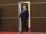"Во-первых, поскольку в Украине распространяются всякие слухи, хотел бы сказать, что я жив. Хотя не могу сказать, что чувствую себя хорошо, потому что не могу без глубокой скорби наблюдать за происходящим в Украине", - заявил Янукович "Во-первых, поскольку в Украине распространяются всякие слухи, хотел бы сказать, что я жив. Хотя не могу сказать, что чувствую себя хорошо, потому что не могу без глубокой скорби наблюдать за происходящим в Украине", - заявил Янукович