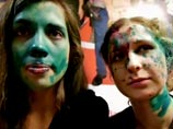 Участницы группы Pussy Riot Надежда Толоконникова и Мария Алехина провели собственное расследование инцидента в Нижнем Новгороде, произошедшего 6 марта. Тогда неизвестные активисты напали на девушек и облили их зеленкой
