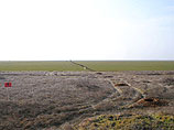 "Херсонские вести" публикуют фото ям, равномерно распределяемых по полю близ Чонгара - для пограничных столбов