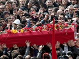 В Стамбуле десятки тысяч жителей приняли участие в похоронной процессии, которая сопровождала гроб с 15-летним подростком Беркином Эльваном, скончавшимся во вторник после продолжительной комы из-за попавшей ему в голову газовой шашки