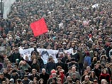 Как отмечает агентство, многотысячная толпа после того, как закончились похороны, по разным направлениям двинулась к площади Таксим, выкрикивая антиправительственные лозунги