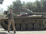 Шварценеггер снялся в благотворительном видеоролике, где верхом на танке уничтожил все, что попалось на пути Шварценеггер снялся в благотворительном видеоролике, где верхом на танке уничтожил все, что попалось на пути