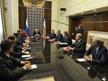 Во время оперативного совещания с постоянными членами Совета безопасности РФ президент Владимир Путин предложил коллегам обсудить "внеплановый вопрос" - дальнейшую политику России в отношении Украины