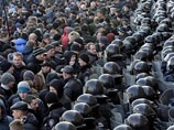 Между участниками обоих собраний выстроился кордон милиции Между участниками обоих собраний выстроился кордон милиции