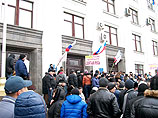 2 марта а Луганске пророссийский митинг закончился требованием референдума и штурмом обладминистрации