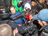 Украина подозревает в провокации столкновений в Донецке Россию, которая винит в случившемся "бездействующий" Киев