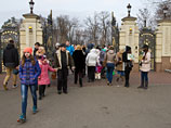 Люди у ворот оставленной резиденции президента Украины Виктора Януковича "Межигорье" под Киевом