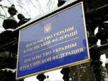 На сайте партии говорится, что утром 17 марта "неизвестные сторонники партии "Другая Россия" проникли в здание посольства Украины в Москве