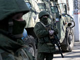Люди в военной форме на улицах Симферополя Люди в военной форме на улицах Симферополя