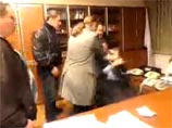 На Украине депутаты в прямом эфире избили и похитили гендиректора телекомпании. Следствие намерено проверить контент канала На Украине депутаты в прямом эфире избили и похитили гендиректора телекомпании. Следствие намерено проверить контент канала