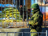 Штурм очередной воинской части в Крыму: ворота украинской базы в Новоозерном снесли трактором