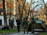 Штурм очередной воинской части в Крыму: ворота украинской базы в Новоозерном снесли трактором Штурм очередной воинской части в Крыму: ворота украинской базы в Новоозерном снесли трактором